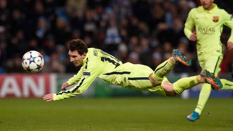 Lionel Messi vergibt Kopfball