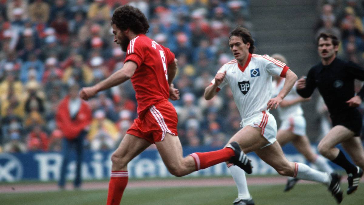 BUNDESLIGA 1981: Noch am 25. Spieltag ist Hamburg drei Punkte vor Bayern und könnte im direkten Duell mit dem Titelverteidiger praktisch die Schale klar machen. Nach 66 Minuten führen die Hanseaten durch Magath und Hrubesch 2:0 - und schenken den Sieg noch her! Karl-Heinz Rummenigge und Paul Breitner retten Bayern noch das Remis, mit dem Schwung schnappt der FCB Hamburg dann letztlich auch die Meisterschaft weg