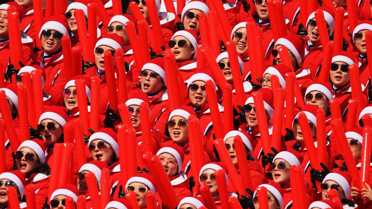 Auch die Wahl des Fan-Utensils ist vorgegeben. Das Bild muss aus einem Guss sein. Gejubelt wird mit Luftballons...