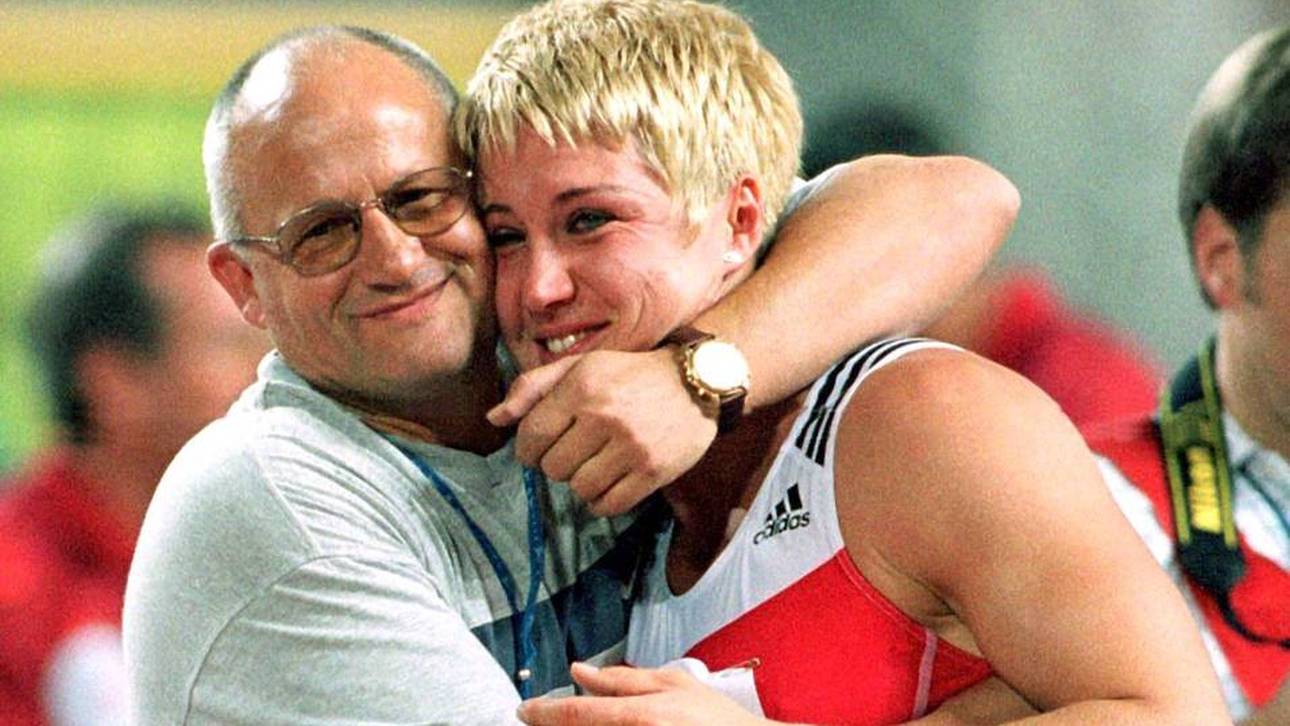 Dieter Kollark mit Astrid Kumbernuss nach dem WM-Sieg 1999
