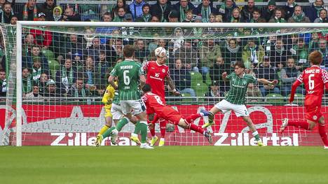 Paul Nebel erzielt beim Auswärtsspiel des FSV Mainz 05 bei Werder Bremen das frühe Führungstor durch einen Flugkopfball. Sein Trainer, Urs Fischer, ist hellauf begeistert.