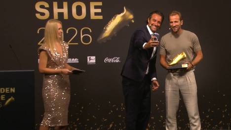 Harry Kane wird mit dem Goldenen Schuh als bester Torjäger Europas ausgezeichnet. Dafür gibt es neben einer Trophäe auch ein Selfie mit Bayern-Ikone Luca Toni.