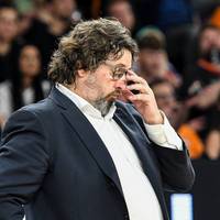 Nach dem bitteren Aus im Playoff-Halbfinale der Basketball Bundesliga verlässt Trainer Andrea Trinchieri den FC Bayern. Die Nachfolge ist allem Anschein nach schon mit einer prominenten Lösung geregelt.