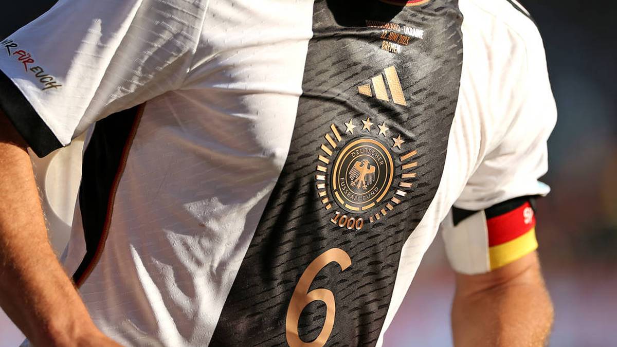 Ob pink, grün oder schwarz - SPORT1 zeigt das DFB-Trikot im Wandel der Zeit.