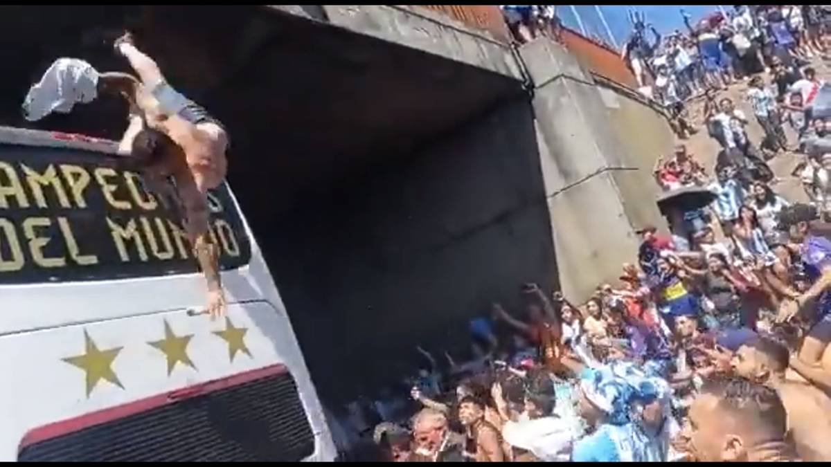 Schock-Szene! Fan will zu Messi springen - und stürzt von Brücke