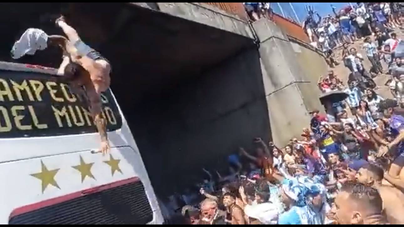Schock-Szene! Fan will zu Messi springen – und stürzt von Brücke