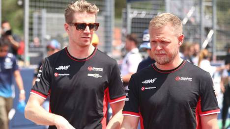 Kevin Magnussen (r.) wird in Baku gesperrt