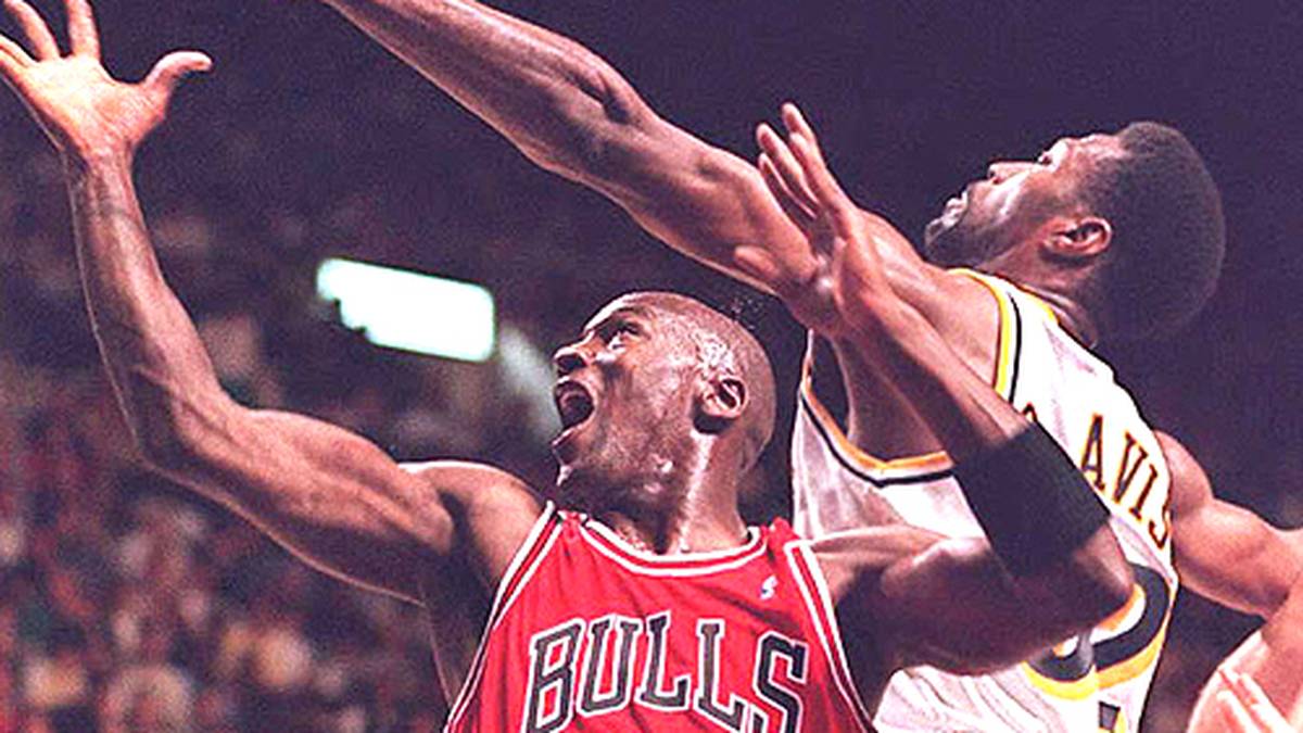 Einen Tag später steht er im Trikot mit der Nummer 45 gegen die Indiana Pacers auf dem Parkett und verbucht 19 Punkte. Es ist das meistgesehene NBA-Spiel seit 1975.