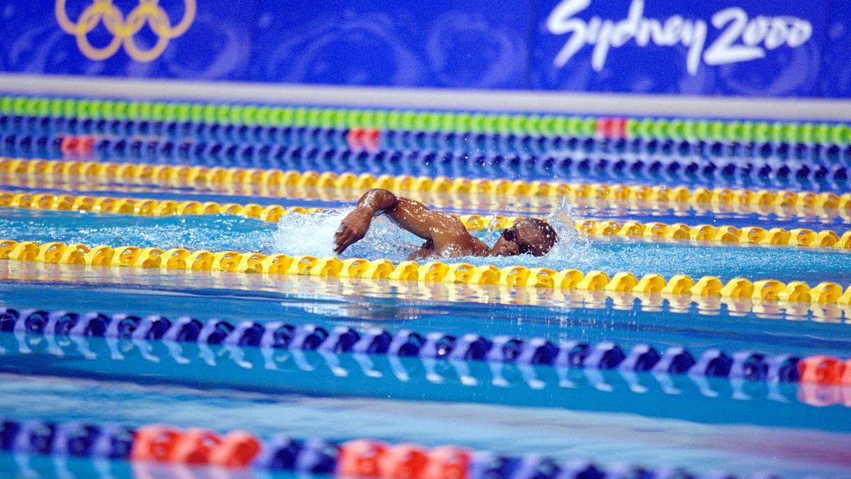 Dank einer Wildcard durfte er bei Olympia über 100 Meter Freistil starten - und als seine zwei Kontrahenten einen Fehlstart hinlegten, war Moussambani plötzlich ganz alleine im riesigen Schwimmbecken unterwegs. Seine Zeit: nebensächlich. Wichtig war nur: Moussambani kam ins Ziel - und gewann seinen Lauf