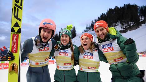 FIS Nordic World Ski Championships - Mixed Team Ski Jumping HS109 Karl Geiger, Katharina Althaus, Markus Eisenbichler und Juliane Seyfarth feiern ihren Triumph im Team-Mixed