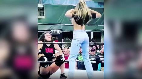 Wrestlerin Chelsea Green zieht am Ring blank – und verhilft mit dem Ablenkungsmanöver ihrem Ehemann zum Sieg. Es ist der zweite Busen-Blitzer in kurzer Zeit.