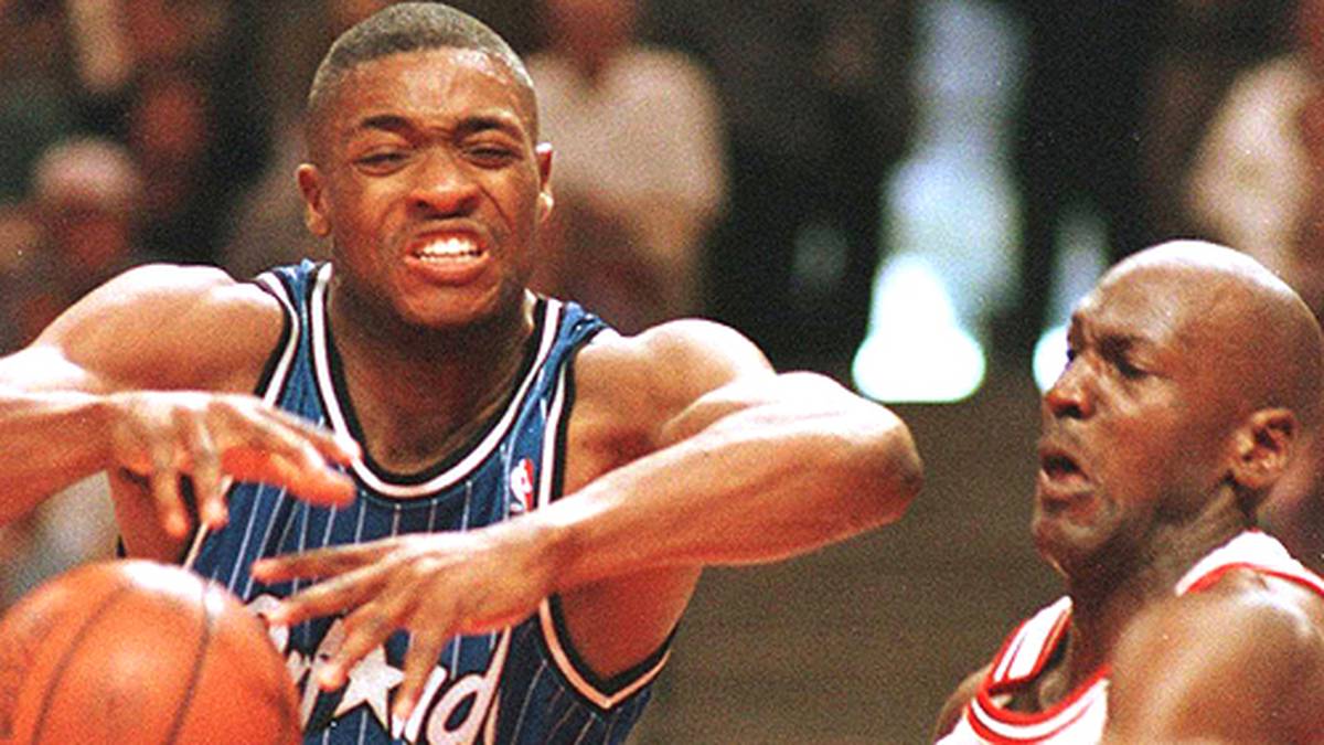 In den Conference-Finals gegen die jungen Orlando Magic um Shaquille O'Neal stiehlt ihm Nick Anderson den Ball. Orlando gewinnt und Anderson sagt, Jordan sei nicht mehr der Alte. Nach dem Ausscheiden kehrt der damals 32-Jährige zur 23 zurück.