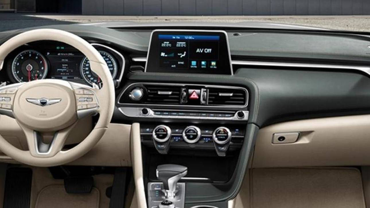 Im Innenraum bieten ein Head-Up-Display, klimatisierte Sitze und eine kabellose Ladeschale fürs Smartphone ihre Dienste an