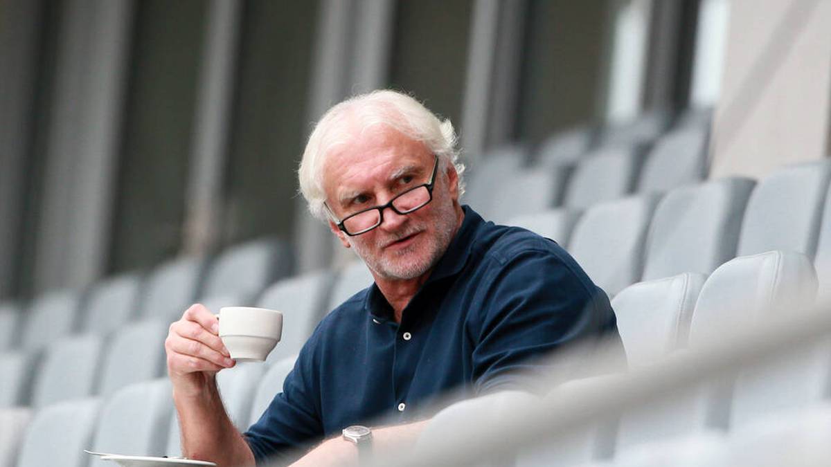 Völler wird 2000 Teamchef der Nationalmannschaft und 2002 Vize-Weltmeister - in Erinnerung bleibt aber auch sein "Weißbier-Ausraster" auf Island. Von 1996 bis 2018 mit Unterbrechungen als Sportdirektor in Leverkusen tätig und seitdem Geschäftsführer.