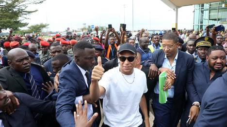 Superstar Kylian Mbappe zu Besuch in Kamerun