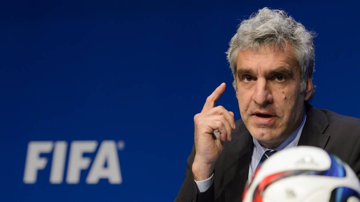 Auf einer eilig einberufenen Pressekonferenz versucht der FIFA-Mediendirektor Walter De Gregorio die Situation herunterzuspielen. Nach seinen Worten sind die Verhaftungen gut für die FIFA und in deren Interesse