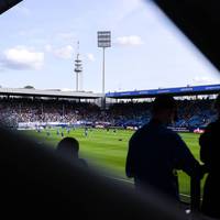 Das Bundesliga-Spiel zwischen Bochum und Gladbach beginnt verspätet. Grund ist eine Weigerung der Gästefans.