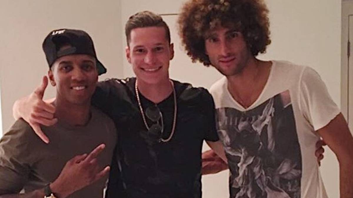 Bei einem Treffen mit den ManUnited-Spielern Ashley Young (l.) und Marouane Fellaini zeigt sich der 24-Jährige mit Goldkette