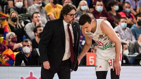 Die Basketballer von Bayern München um Trainer Andrea Trinchieri (l.) haben zum Auftakt im EuroLeague-Achtelfinale gegen den FC Barcelona verloren