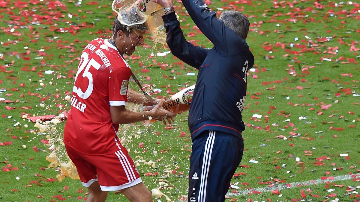 THOMAS MÜLLER darf sich nach seiner mittlerweile sechsten Meisterschaft mit dem FC Bayern erholen, wurde nicht für den Confed Cup nominiert. Das erlaubt ihm, ebenfalls in München abzuschlagen. Seine Liebe zum Golf ist allseits bekannt 