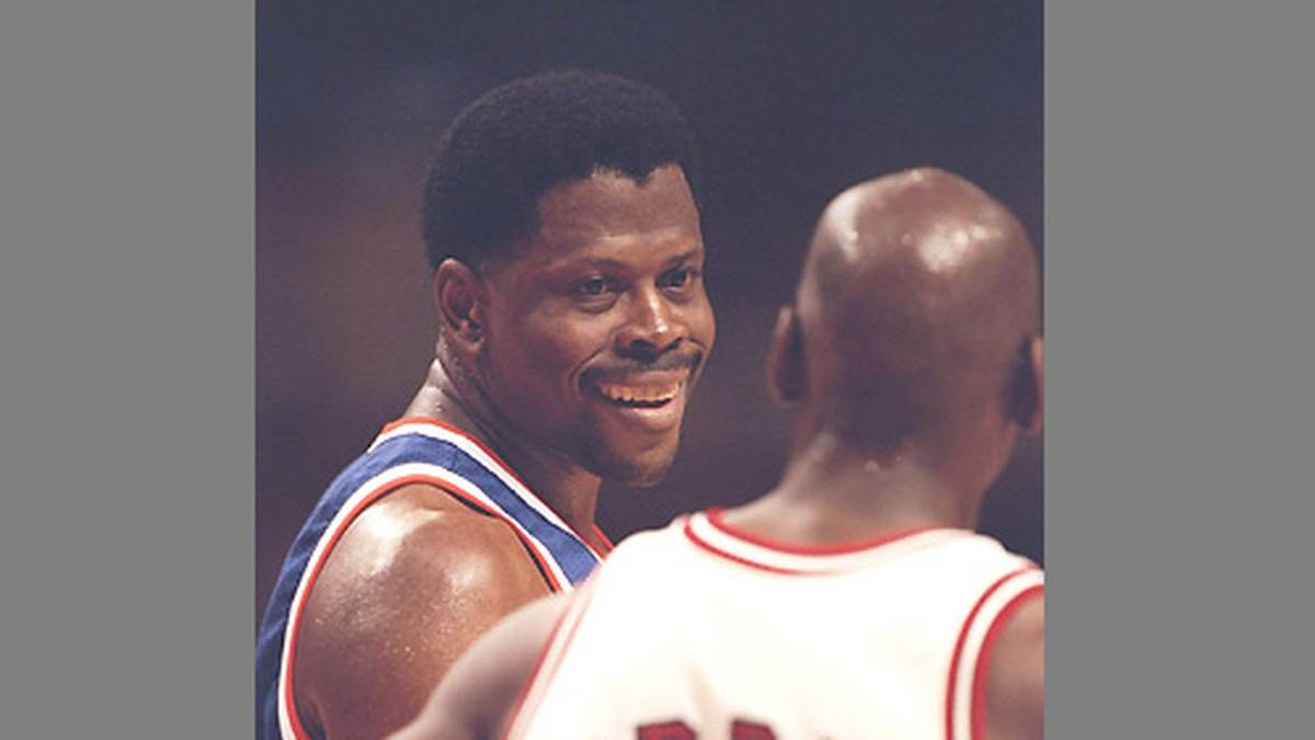 Von da an leiden Patrick Ewing (l.) und die New York Knicks wieder unter ihrem Angstgegner. Besonders im "Big Apple" läuft Jordan im Duell mit seinem Kumpel zur Höchstform auf. Ewing muss auch einen der legendärsten Dunkings einstecken.
