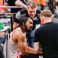 Der beste Spieler der laufenden BBL-Saison verletzt sich im ersten Playoff-Spiel. Die Würzburg Baskets verkünden eine bittere Diagnose.