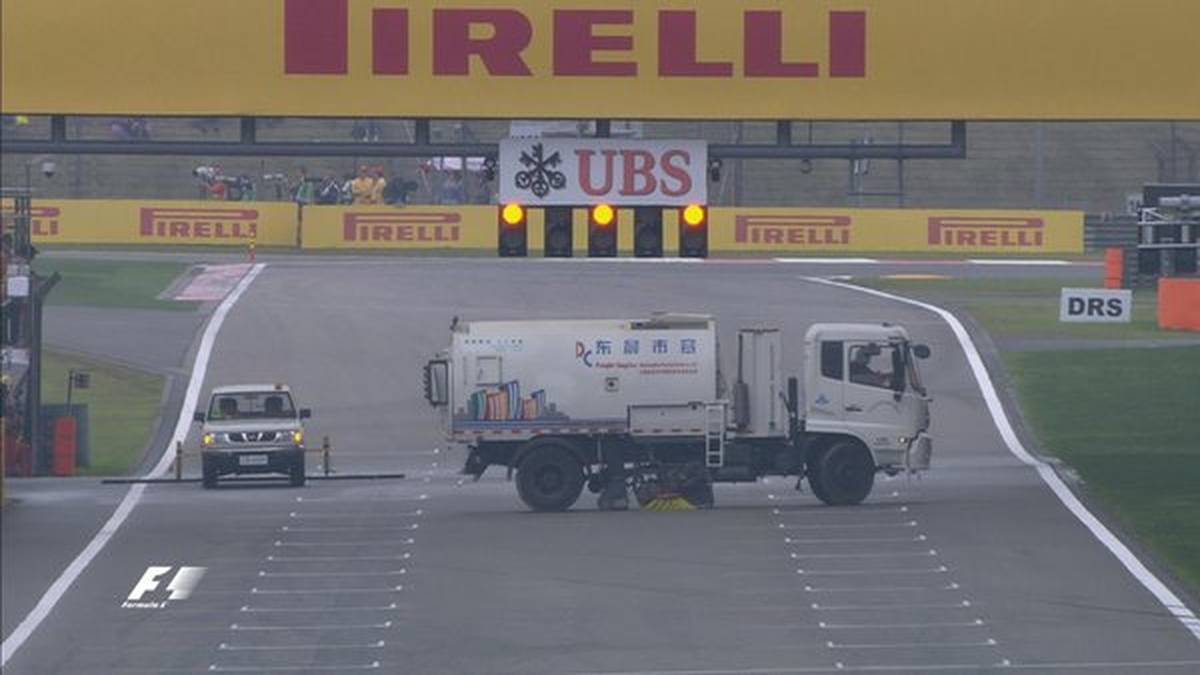 Danach muss erst einmal aufgeräumt und die Strecke getrocknet werden, bevor das Qualifying fortgesetzt wird
