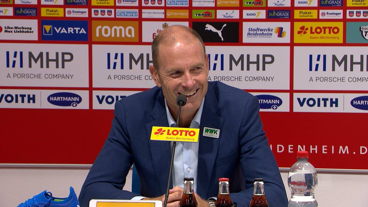 FC Augsburg: Wegen Anzug! Kleidungswahl von Jess Thorup sorgt für Lacher