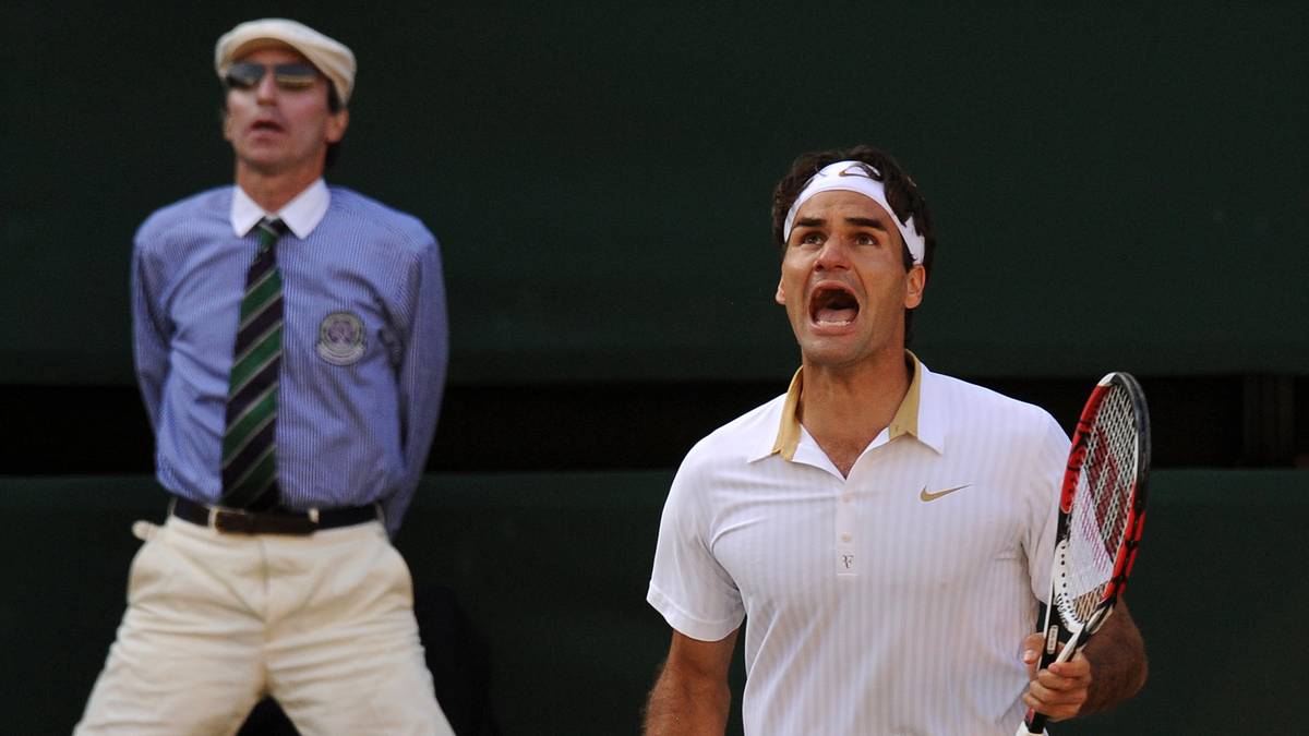 Nur wenige Wochen später lässt er den sechsten Wimbledonsieg folgen. Da der Titelverteidiger und Weltranglistenerste Rafael Nadal seine Teilnahme aufgrund einer Verletzung abgesagt hatte, erobert Federer den ersten Platz in der Weltrangliste nach einer Unterbrechung von 46 Wochen zurück. Mit seinem 15. Grand-Slam-Titel überholt er am 5. Juli 2009 auch Sampras und ist der neue Rekordchampion