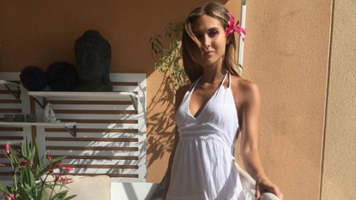 Ann-Kathrin Brömmel hat sich schick gemacht. Im weißen Sommerkleid und mit Blume im Haar grüßt die Freundin von Mario Götze vom Balkon