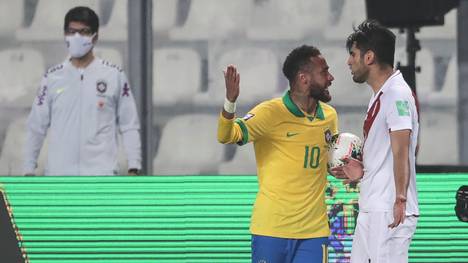 Carlos Zambrano (r.) wirft Superstar Neymar übertriebene Schauspielerei vor
