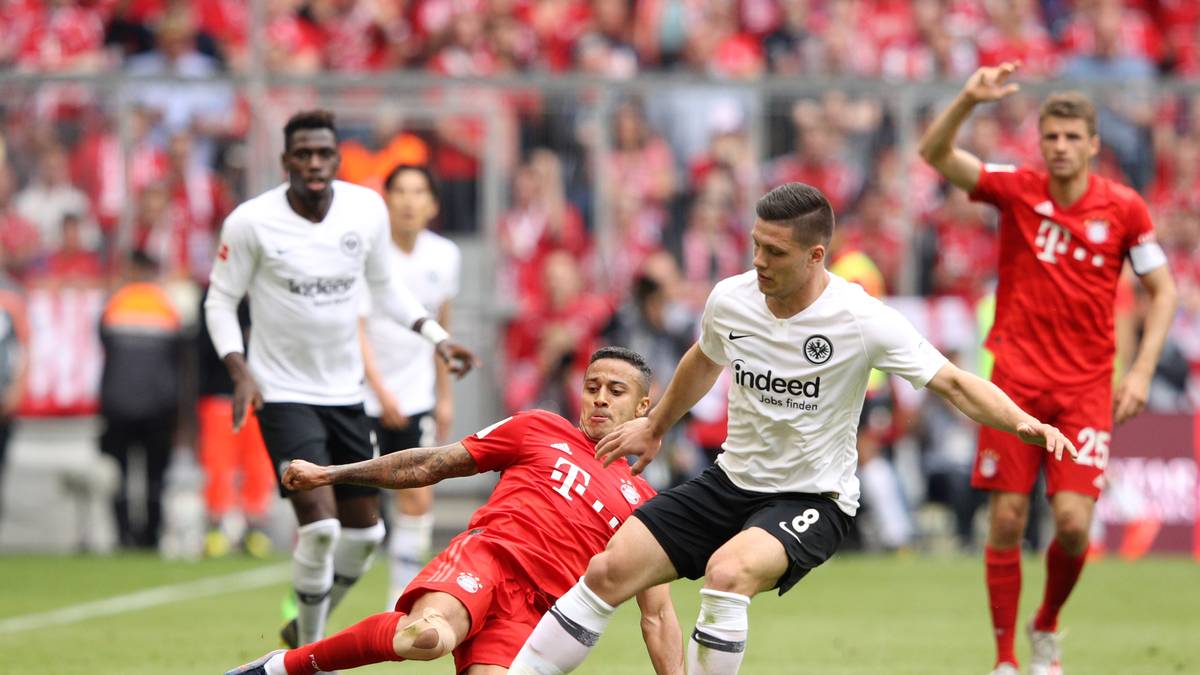 Bis dahin läuft er zumeist als Sechser auf. Kovac bestärkt ihn in seinen defensiven Qualitäten, der Zauberer macht enorme Fortschritte in Sachen Zweikampfverhalten und setzt sogar die eine oder andere Grätsche