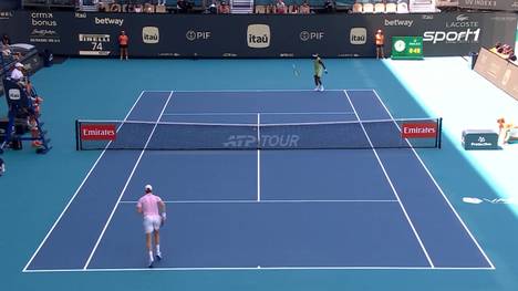 Jannik Sinner gewinnt im Viertelfinale der Miami Open gegen Frances Tiafoe ohne größere Probleme. Im Halbfinale trifft er nun auf Alexander Zverev. 
