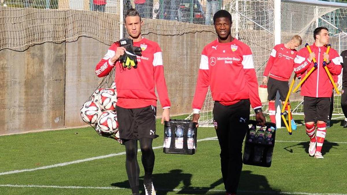 Beim Trainingslager des VfB Stuttgart im portugisieschen Lagos ist für Flüssigkeit gesorgt. Die Profis müssen selbst mit anpacken