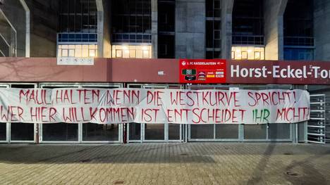 Spruchband der Ultras des 1. FC Kaiserslautern gegen Rassismus-Parolen vor der Partie gegen Türkgücü München