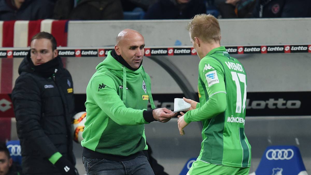 Bereits in der vergangenen Woche griff Gladbachs Trainer Andre Schubert zu Stift und Papier. Den Einwechselspielern gab er Zettel mit Anweisungen für die Kollegen mit auf dem Platz - am Ende machte die Borussia aus einem 1:3 noch ein 3:3