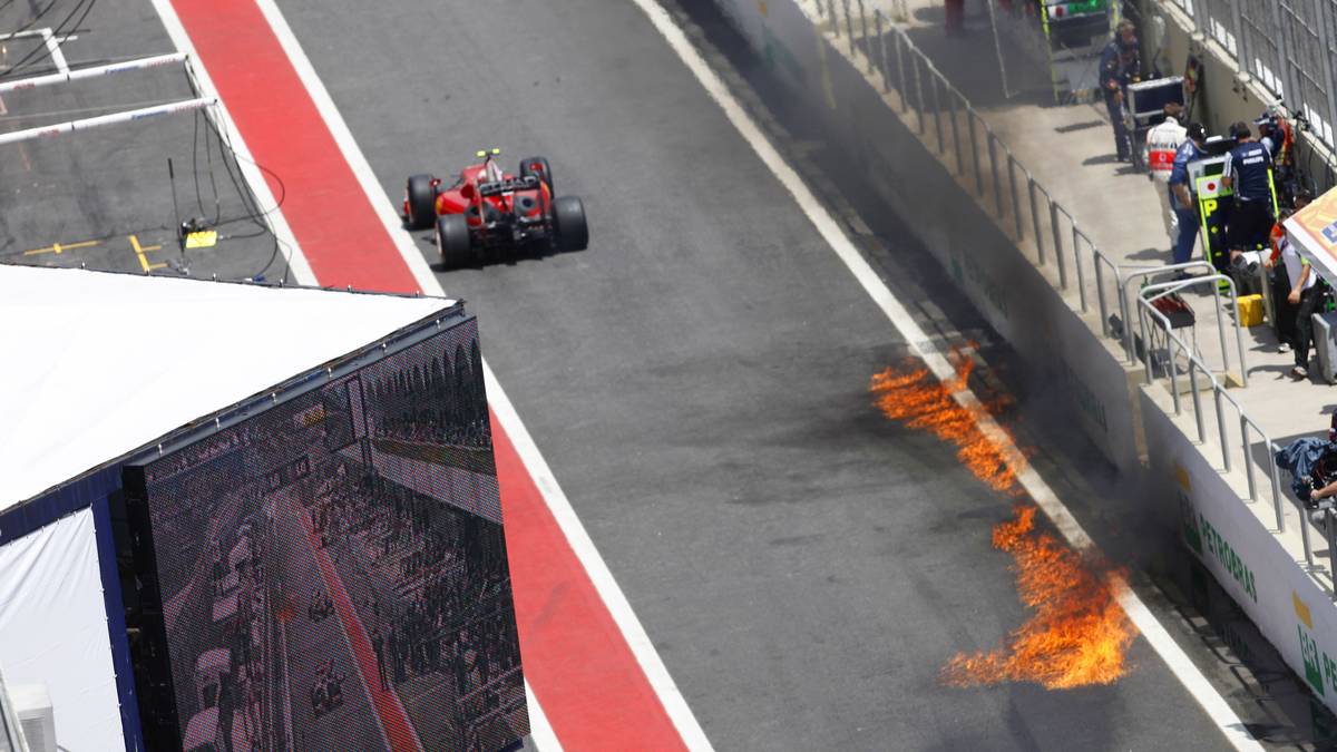 ... und trifft auch den Wagen seines Landsmannes Räikönnen. Dessen Bolide wird von einer enormen Stichflamme erfasst. Glücklicherweise übersteht er das Feuerinferno unversehrt