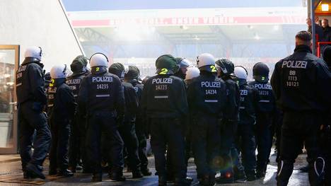 Nach dem Zweitliga-Spiel des 1. FC Köln gegen Union Berlin wurde die Polizei von Gewaltbereiten angegriffen