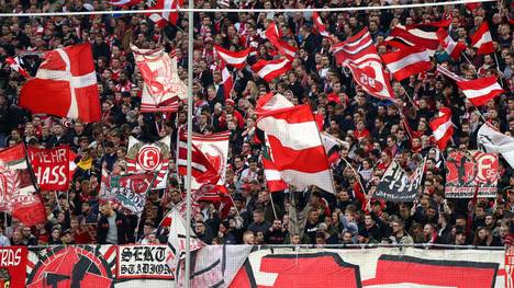 Die Fans von Fortuna Düsseldorf präsentierten vor dem Derby gegen den 1. FC Köln ein geklautes Nummernschild der Band "Brings"