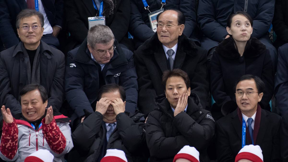 So richtig gefallen scheint die Darbietung der nordkoreanischen Delegation nicht. Die Schwester von Machthaber Kim Jong-un (rechts oben) macht gar einen gelangweilten Eindruck