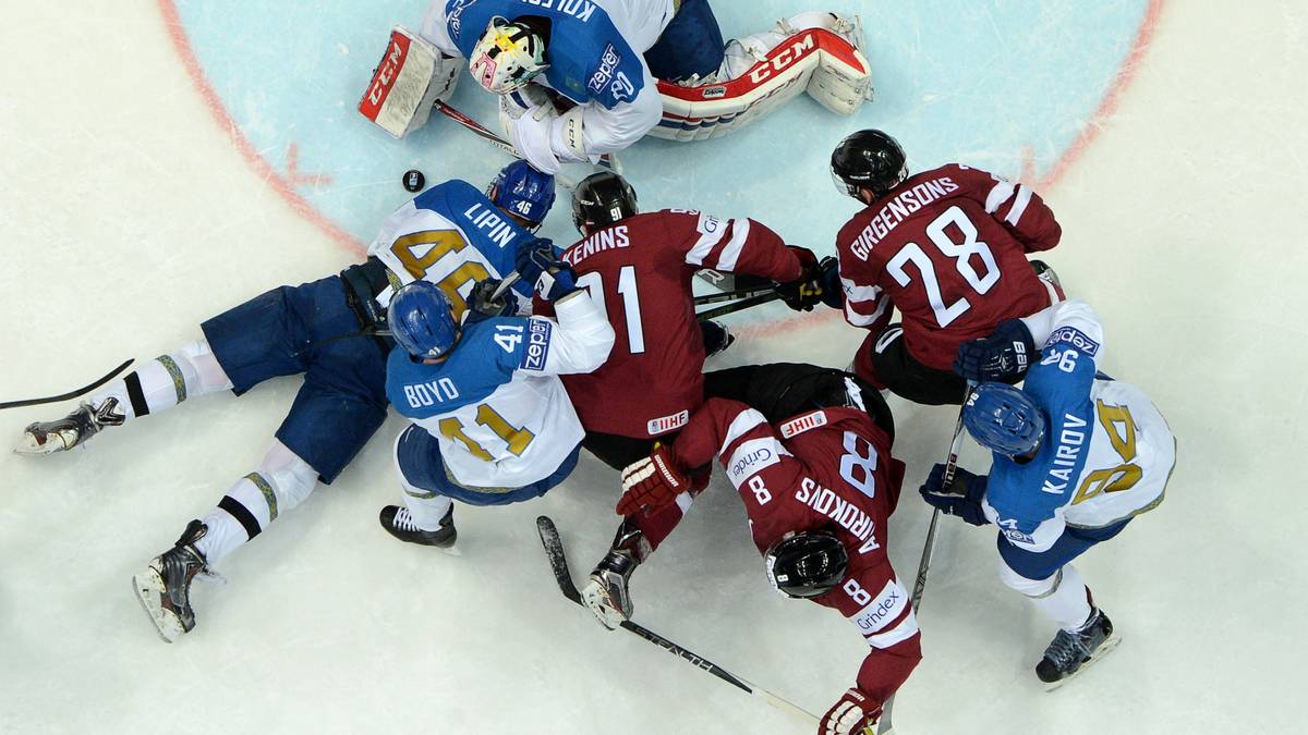 Im Abstiegs-Krimi zwischen Kasachstan und Lettland geht es wild zu. Lettland dreht am Ende die Partie nach Rückstand und gewinnt 2:1