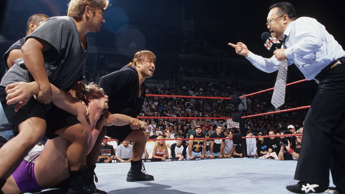 3. AUGUST 1998 - Eine typische Szene der auf Kontroversen und politische Unkorrektheiten ausgelegten "Attitude Era": Der als wrestlender Pornostar auftretende Val Venis macht die Gruppierung Kai En Tai so wütend, dass sie droht, ihm seinen kleinen Freund abzuhacken ("Choppy Choppy Pee Pee!")