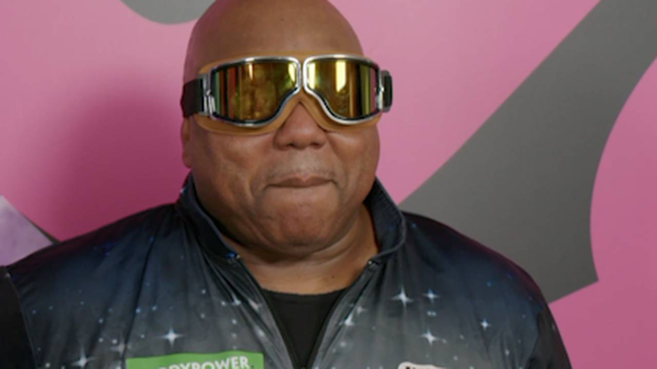 Darts-Kultspieler erklärt verrückten Brillen-Auftritt