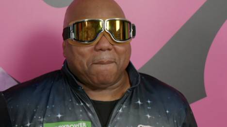 Der US-Amerikaner Leonard Gates bringt die Stimmung im Alexandra Palace mit seinem Walk On zum kochen! Bei SPORT1 erklärt er seinen Brillen-Auftritt.