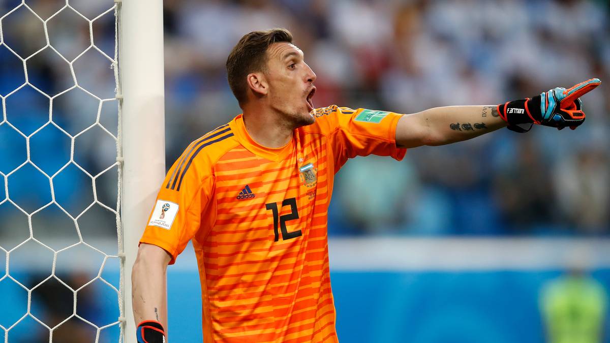 Ihm gegenüber steht ein hierzulande völlig unbekannter Keeper. Der 31-Jährige Franco Armani hat noch nie außerhalb von Südamerika gespielt und ersetzt den verletzten Stamm-Keeper Sergio Romero und dessen patzenden Vertreter Willy Caballero. Klares 1:0 für Frankreich