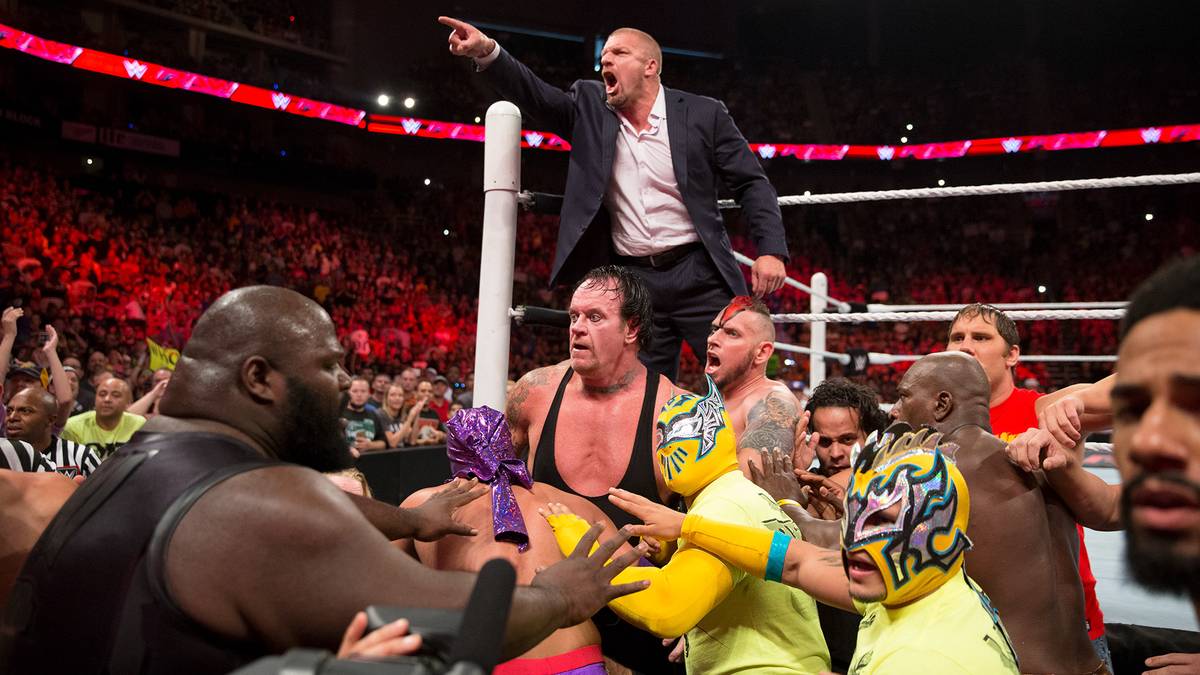 20. JULI 2015 - Drei Monate nachdem Brock Lesnar die WrestleMania-Siegesserie des Undertaker beendet hat, bekommen sich der Deadman und Lesnar wieder in die Haare. Eine Mega-Prügelei der beiden muss schließlich vom versammelten RAW-Kader beendet werden. Und auch das nur mit Mühe