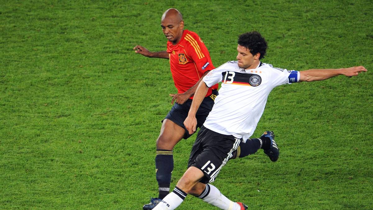 2008 bei der EM prangte ein schwarzer Querbalken auf der Brust von Michael Ballack und seinen DFB-Kollegen.