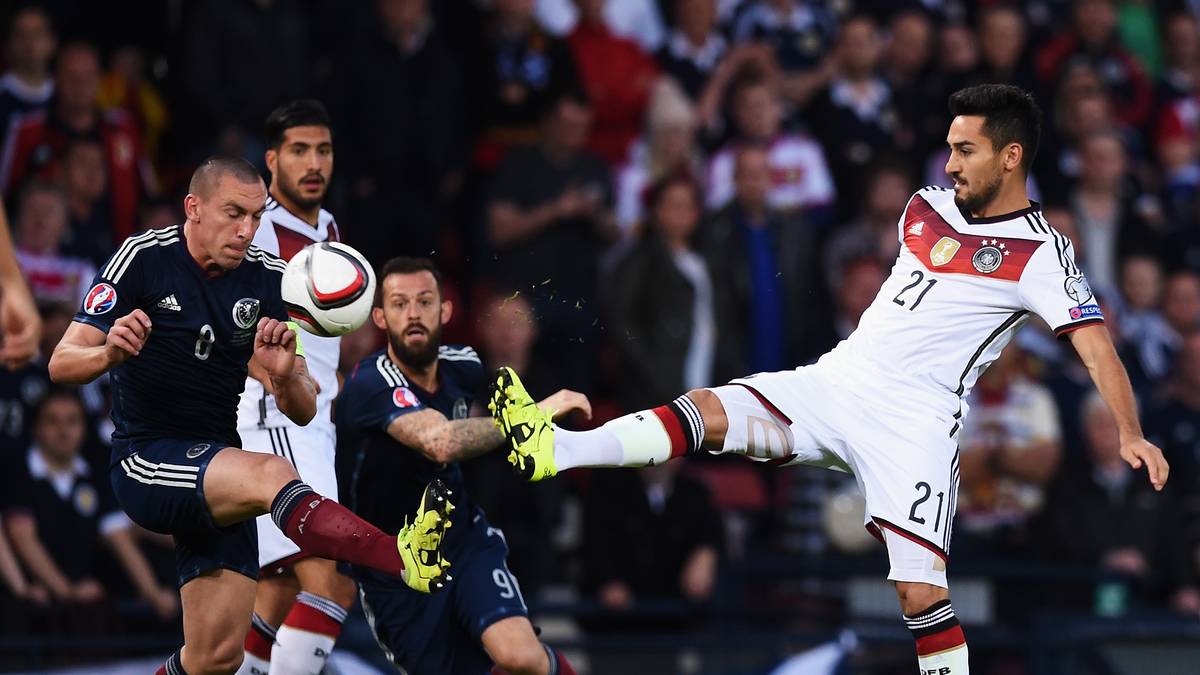 Wenig später geht es dann aber auf dem Platz zur Sache. Ilkay Gündogan (r.) ist dabei dieses Mal von Anfang an dabei. Nach seinem starken Auftritt gegen Polen verdrängt er Karim Bellarabi auf die Bank