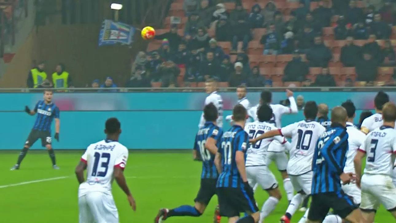 Inter mit kuriosem Freistoß an die Spitze