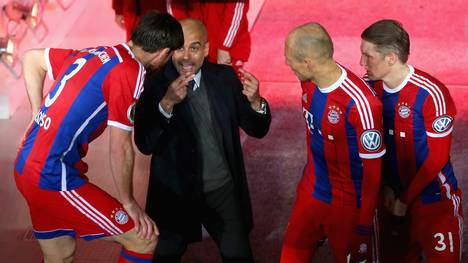 Pep Guardiola vom FC Bayern München gibt Anweisungen im Kabinengang